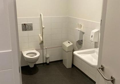 Aangepast toilet in de publiekshal