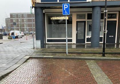 Gehandicaptenparkeerplaats voor het raadhuis