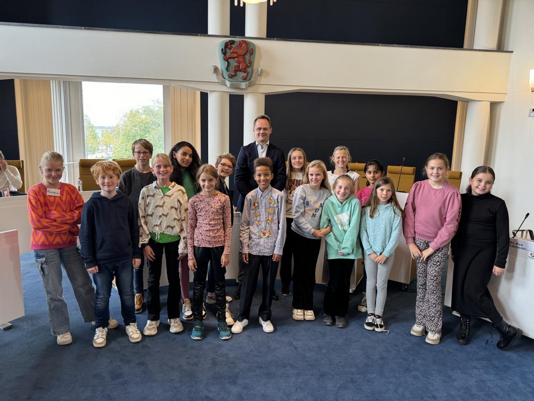 Groepsfoto van de Kinderraad Aalsmeer 2024-2025 in de raadzaal
