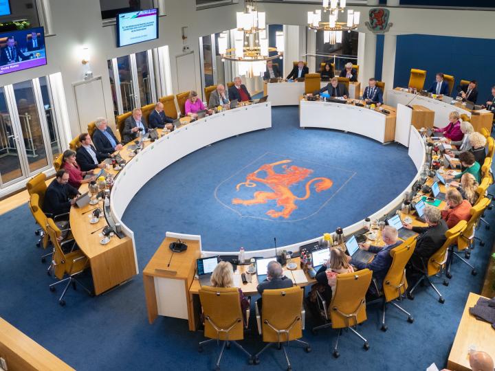 Raadzaal van Aalsmeer met de gemeenteraad